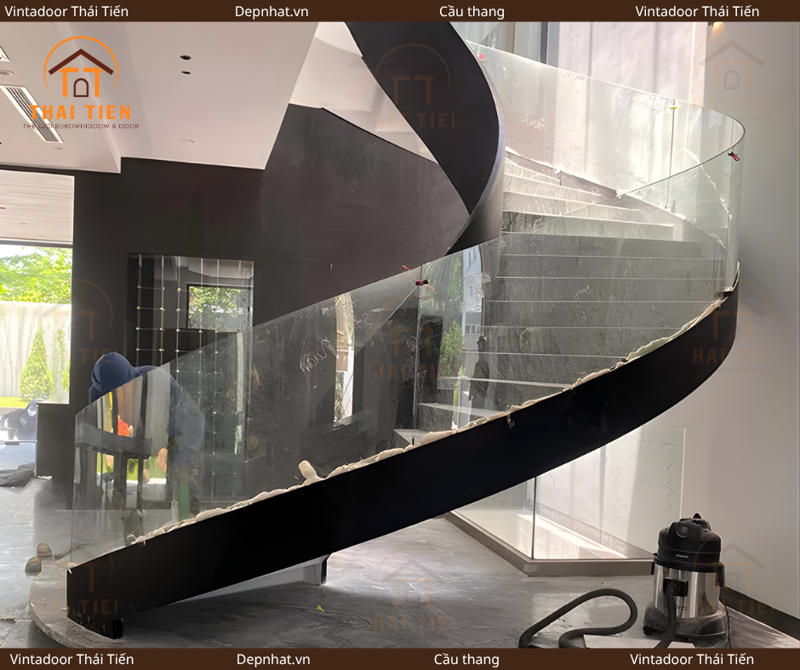 Cầu thang kính cường lực uốn cong