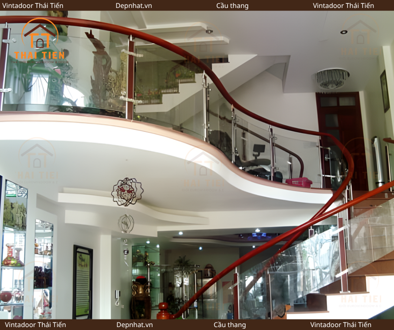 Cầu thang kính cường lực uốn cong
