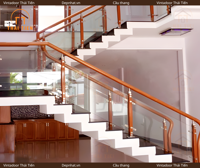 Cầu thang kính tay vịn gỗ