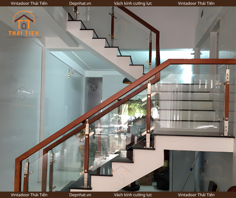 Cầu thang kính tay vịn gỗ