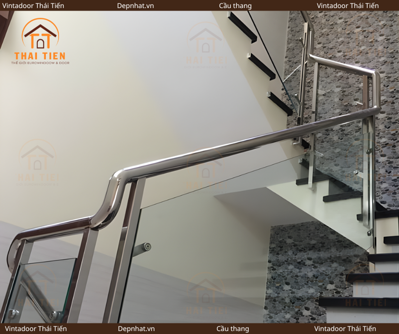 Cầu thang kính tay vịn inox