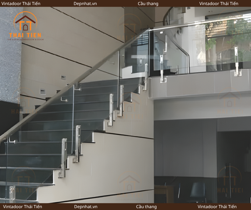 Cầu thang kính trụ ngắn 