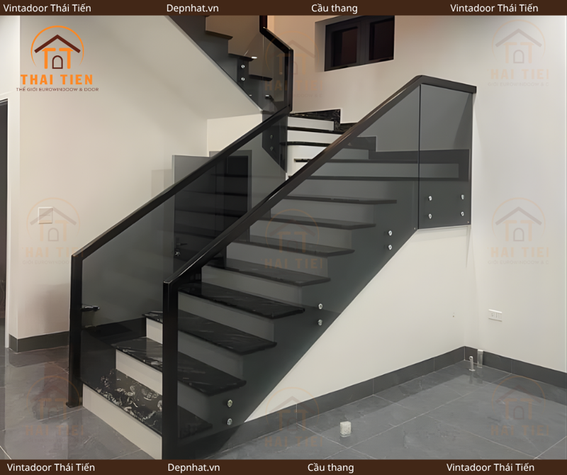 Cầu thang kính trụ ngắn 