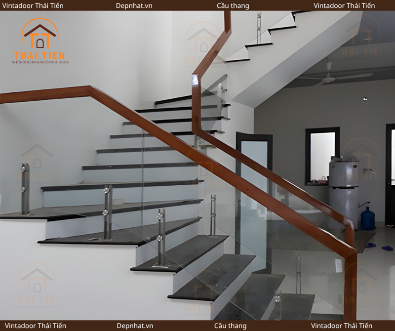 Cầu thang kính trụ ngắn 