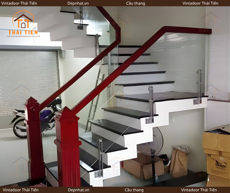 Cầu thang kính trụ ngắn 