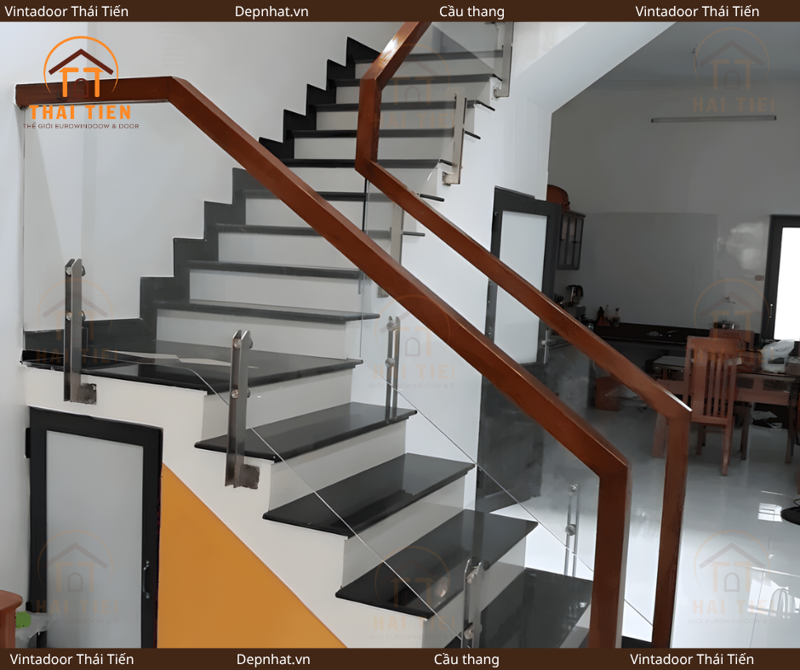 Cầu thang kính trụ ngắn 