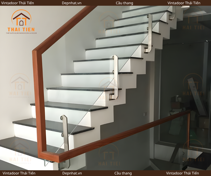 Cầu thang kính trụ ngắn 