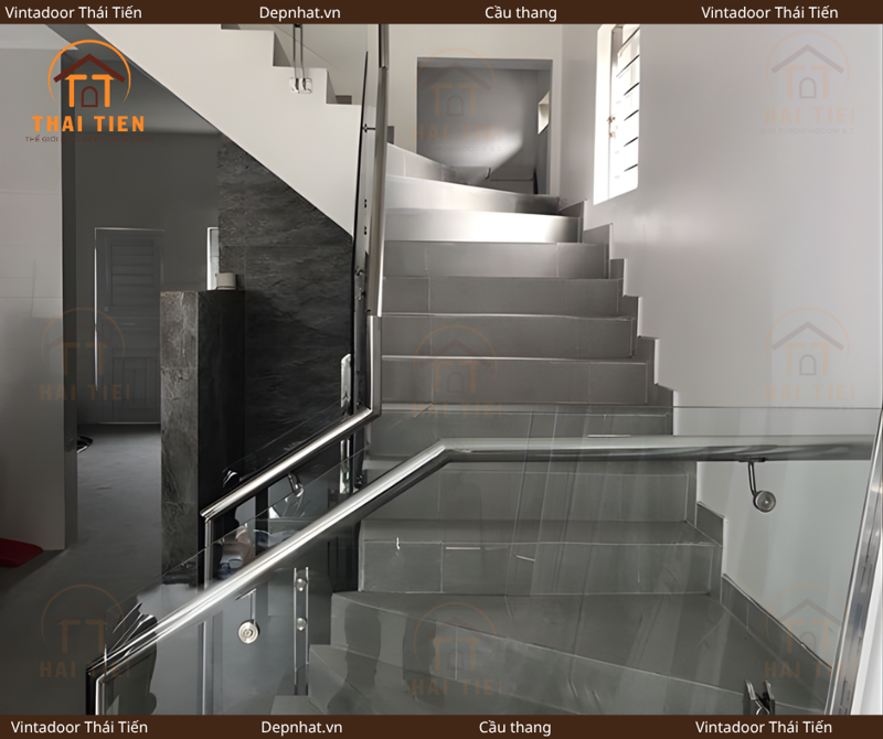 Cầu thang kính trụ ngắn 