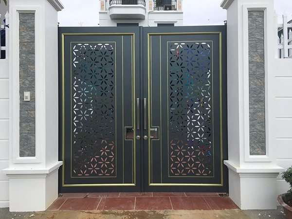 Cổng nhôm kính hoa văn CNC