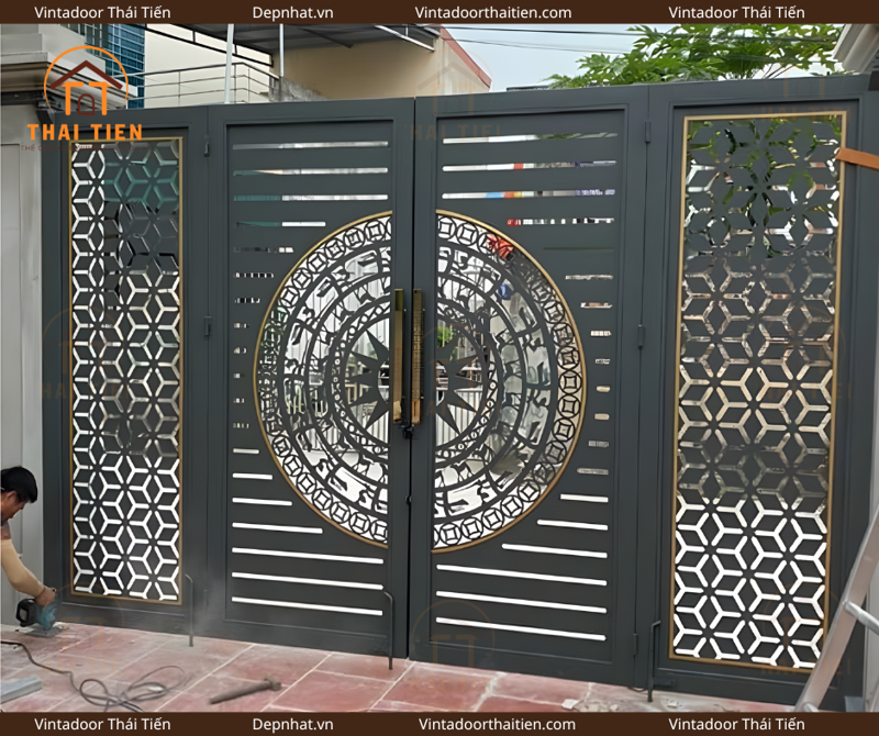 Cổng sắt 4 cánh CNC 