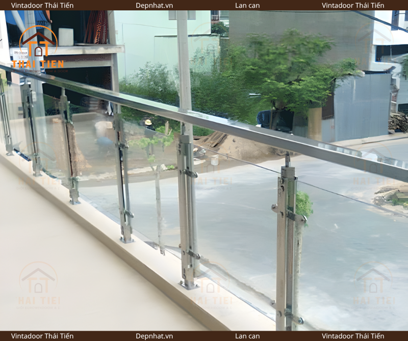 Lan can kính cường lực trụ inox