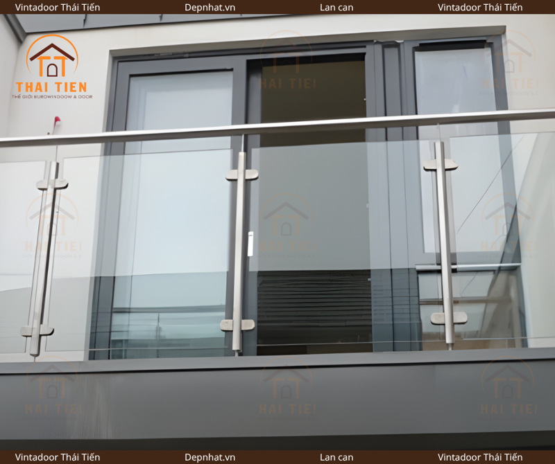 Lan can kính cường lực trụ inox