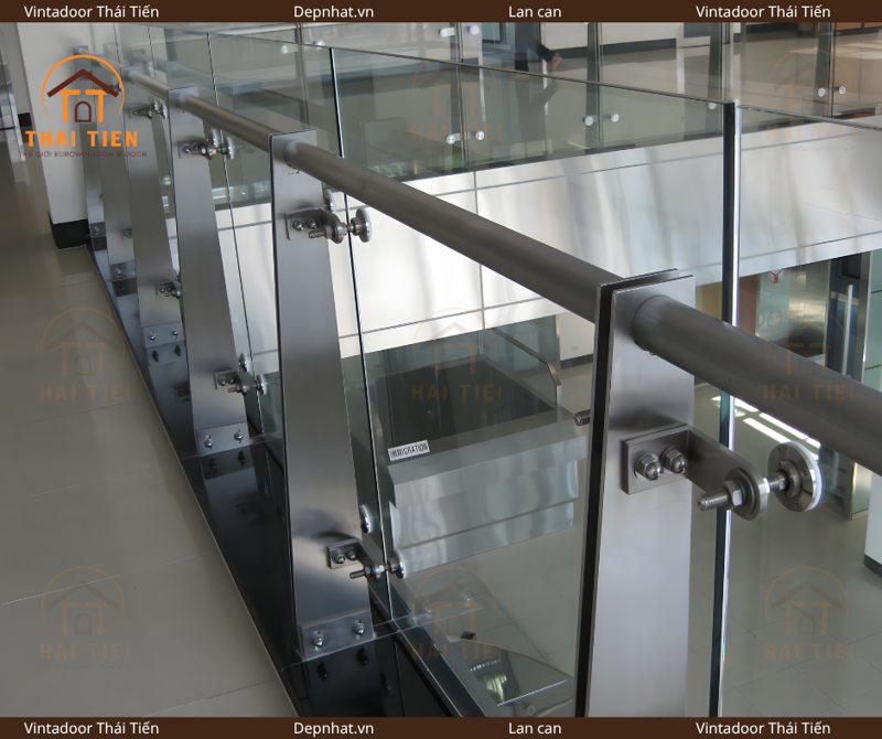 Lan can kính cường lực trụ inox