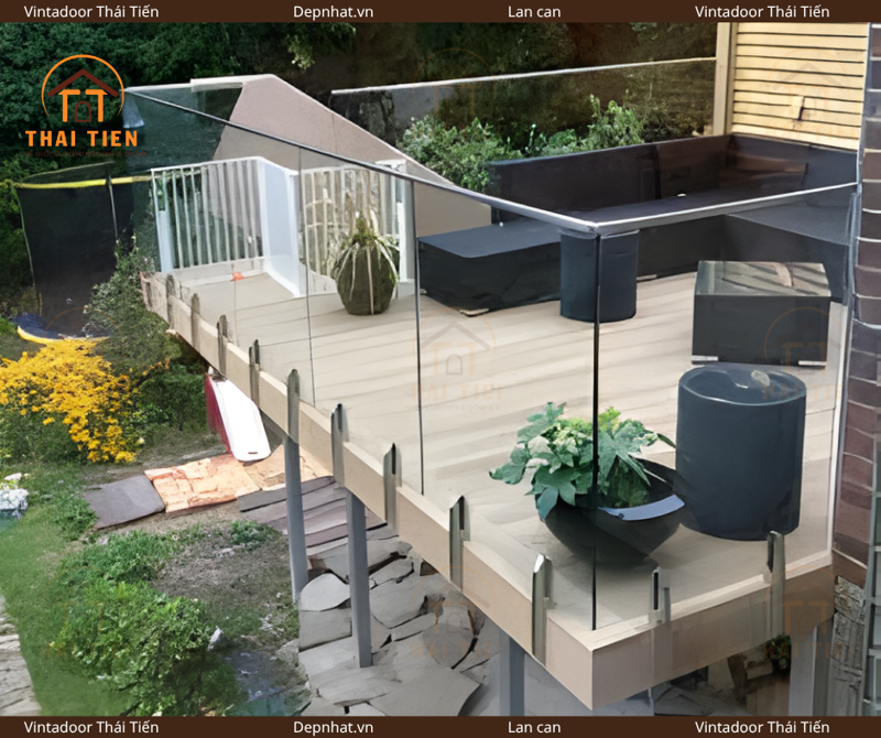 Lan can kính cường lực trụ inox