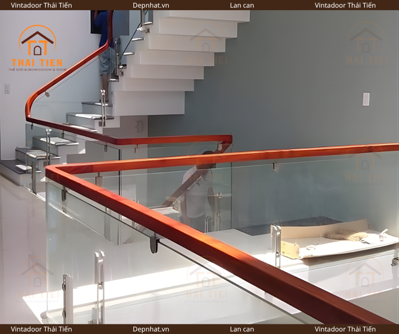 Lan can kính cường lực trụ inox