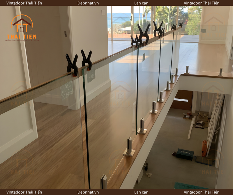 Lan can kính không trụ