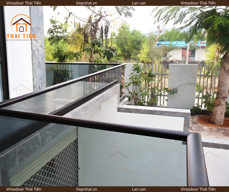 Lan can kính không trụ