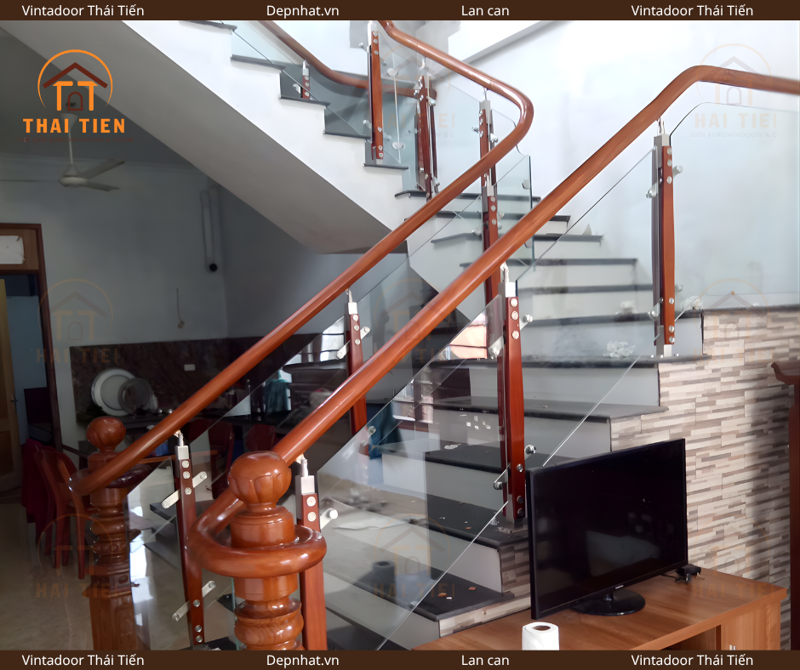 Lan can kính tay vịn gỗ 