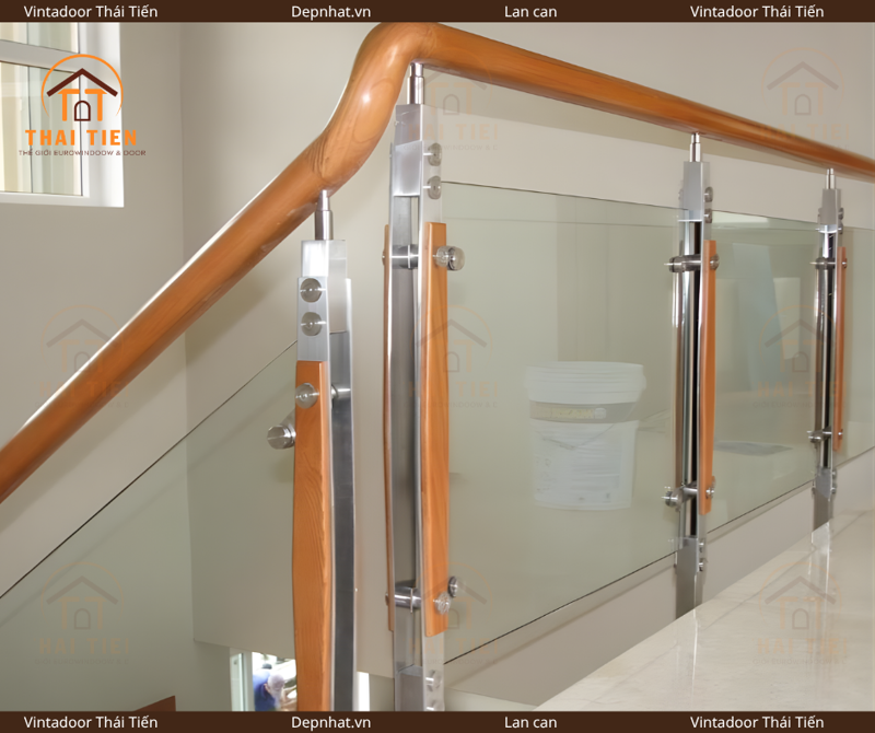 Lan can kính tay vịn gỗ 