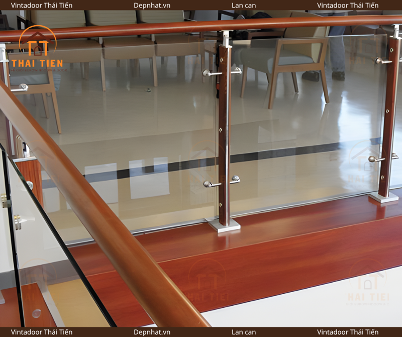 Lan can kính tay vịn gỗ 