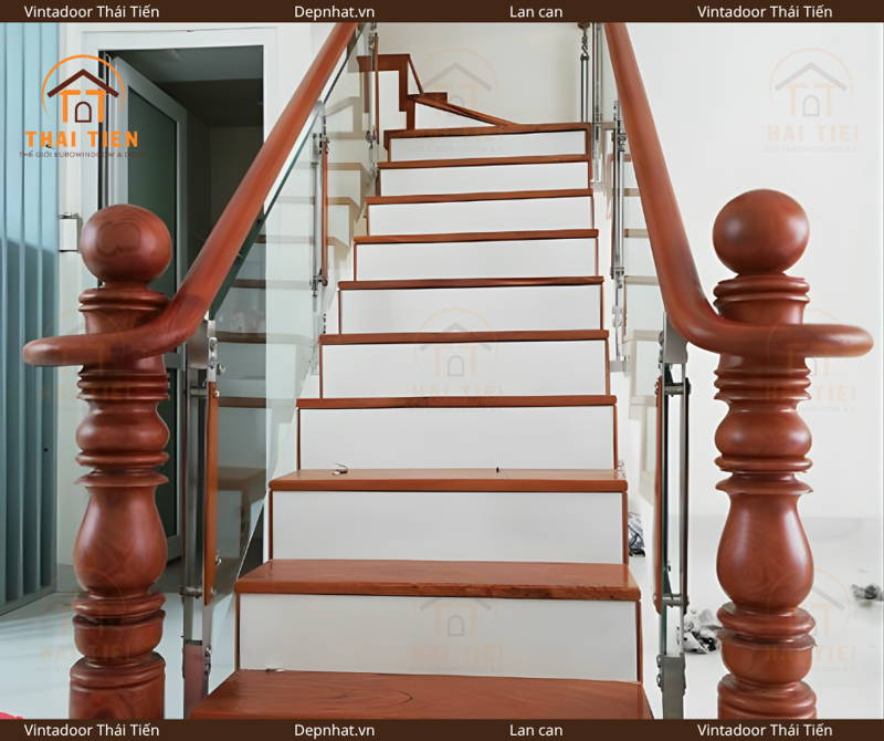 Lan can kính tay vịn gỗ 