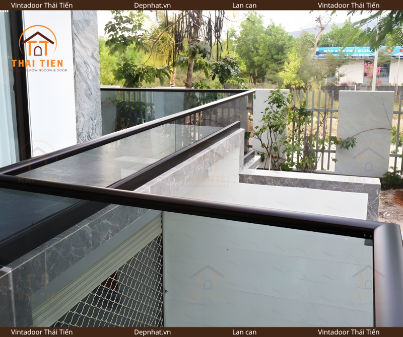 Lan can kính tay vịn nhôm