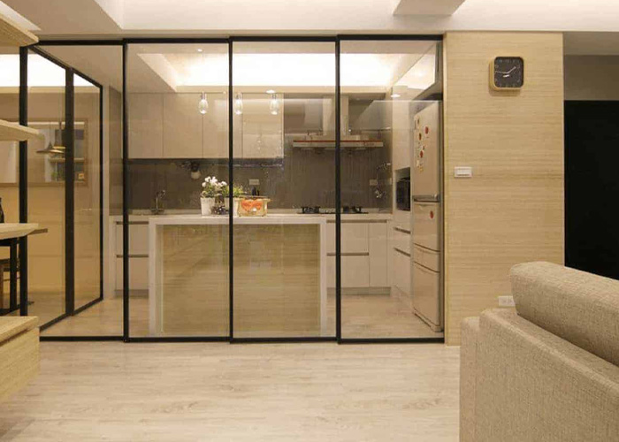 Vách kính ngăn phòng bếp và phòng khách