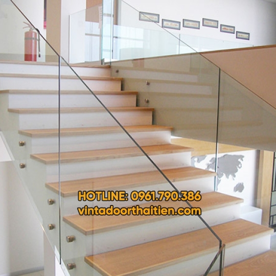 Cầu thang kính cường lực chính hãng