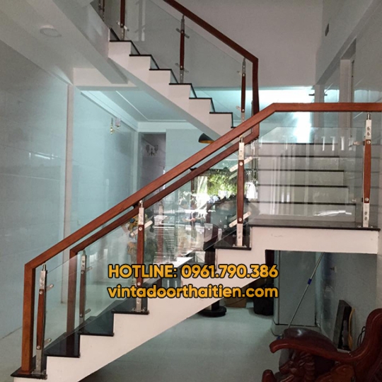 Cầu thang kính cường lực đẹp