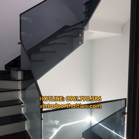 Gía thi công cầu thang kính cường lực
