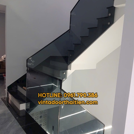 Cầu thang kính cường lực xám khói