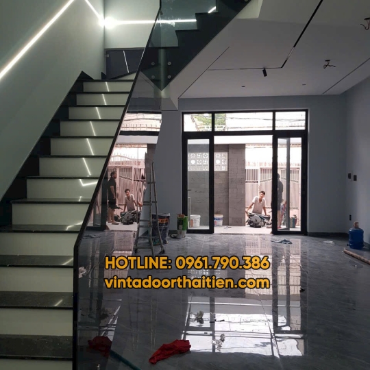 Cầu thang kính cường lực màu xám khói đẹp