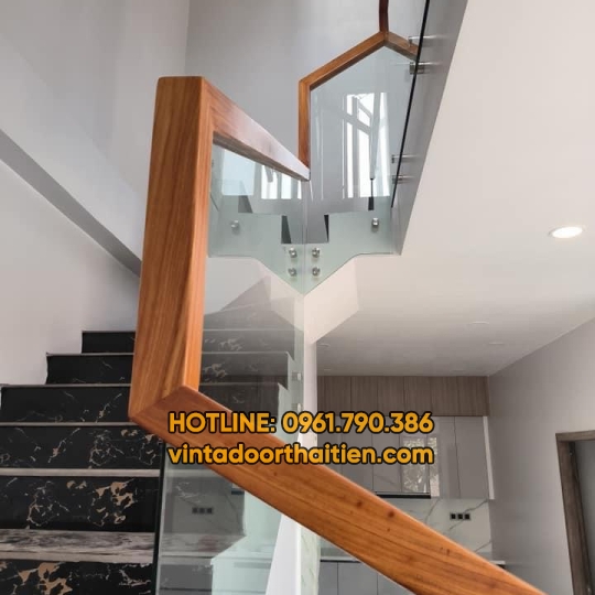 Mẫu cầu thang kính cường lực mới 