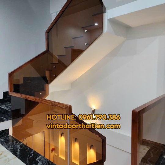 Cầu thang kính cường lực màu trà
