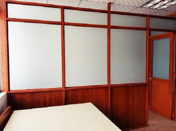 VÁCH NHÔM KÍNH GIẢ GỖ - Ảnh 3
