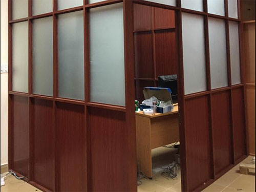 VÁCH NHÔM KÍNH GIẢ GỖ - Ảnh 5